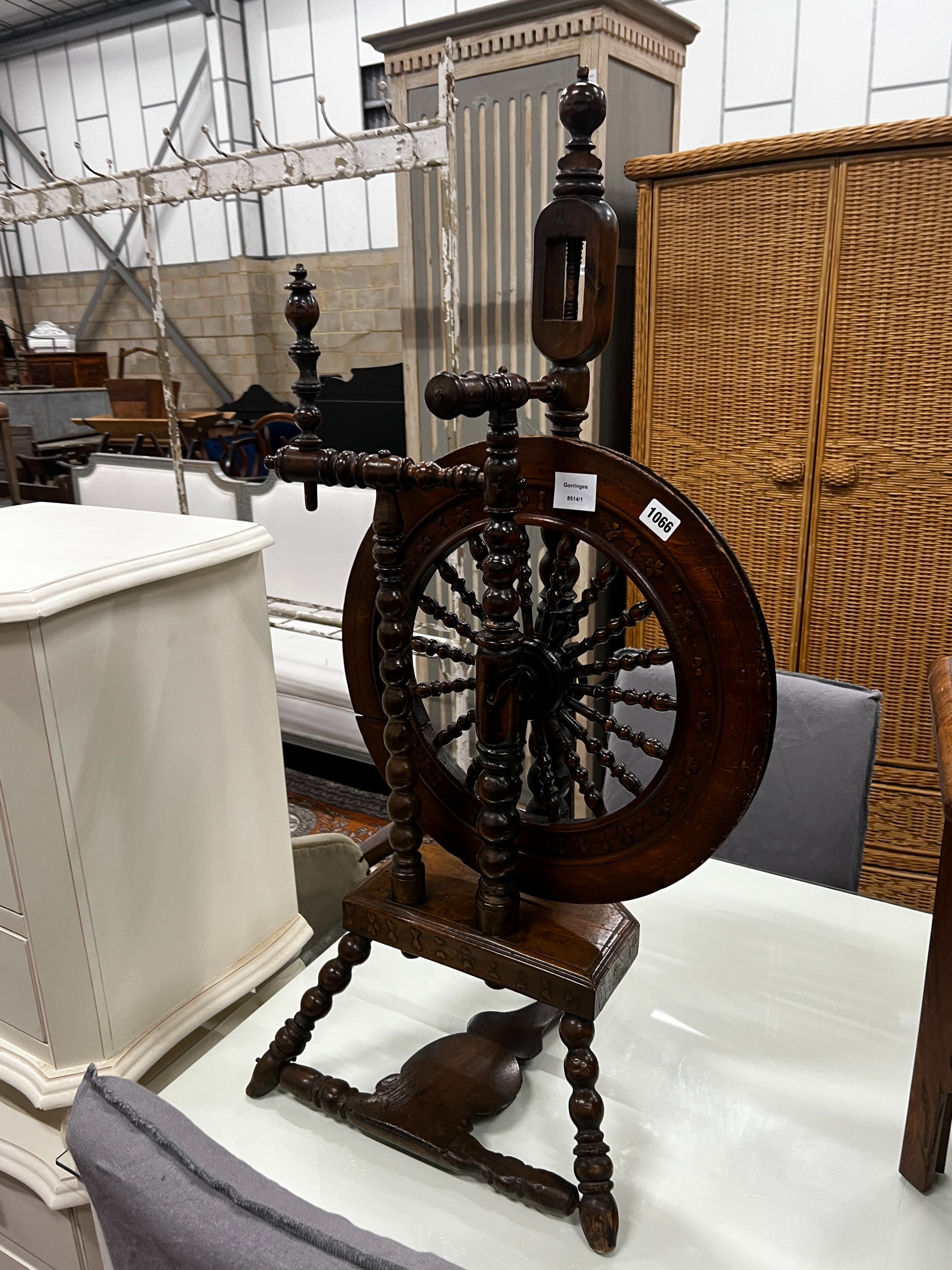 A 19th century turned wood oak spinning wheel, height 98cm